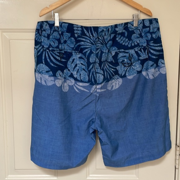TOMMY BAHAMA Blue Floral Cayman Waterline 9" Board Shorts Men’s Size 40 - Picture 5 of 9